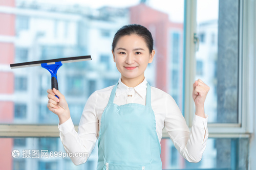 双手与清洁刷 家政工作中的信任与坦荡
