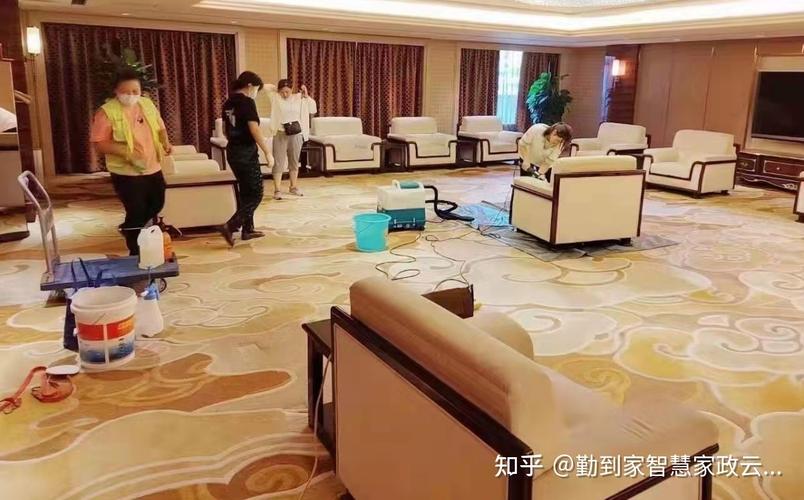 年轻人做家政太丢人？我宁愿待在工厂，也不愿“跪着”赚钱
